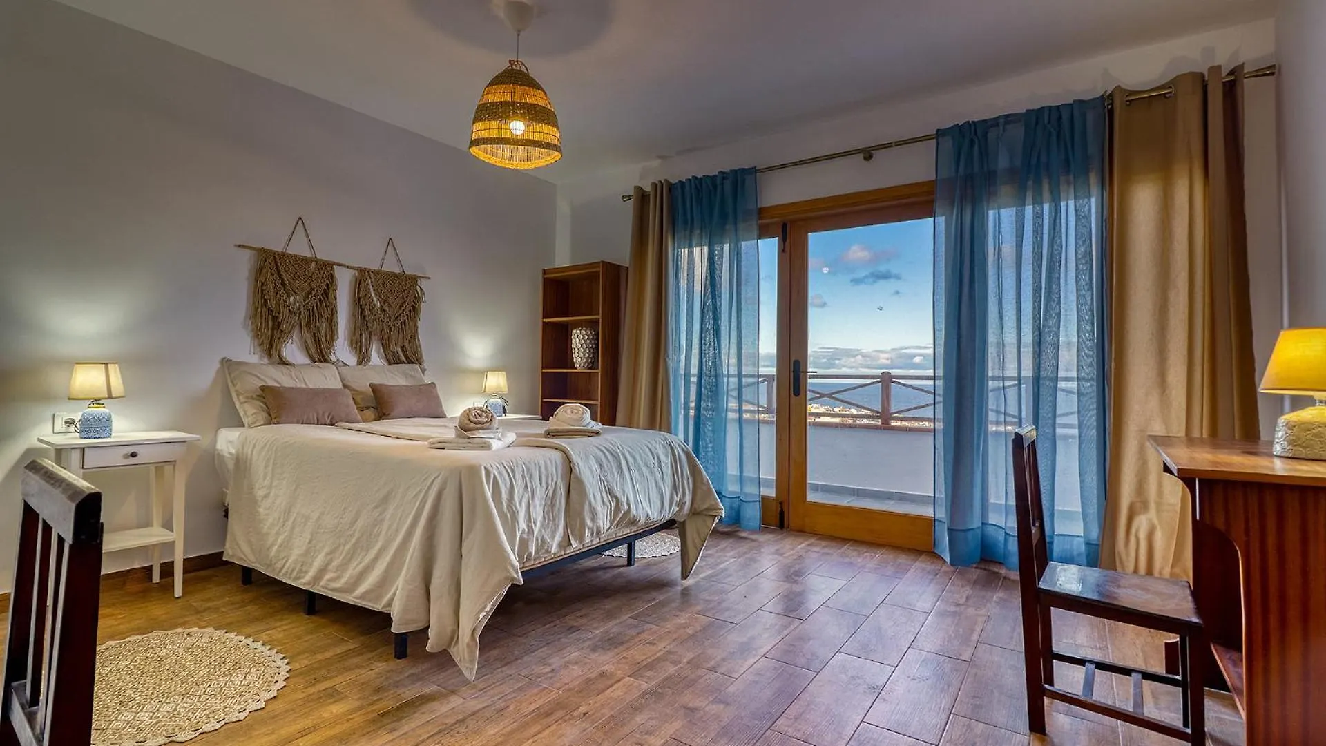 Spacious Home With Tropical Garden, Bbq, Near Seaside Los Silos Feriehus